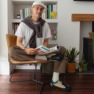 С чем носить бело-темно-синюю бейсболку мужчине