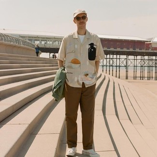 С чем носить бело-темно-синюю бейсболку мужчине