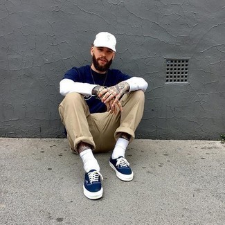 С чем носить бело-темно-синюю бейсболку мужчине