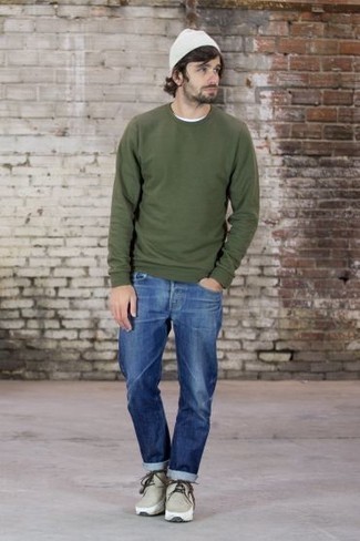 С чем носить бело-темно-синюю шапку мужчине