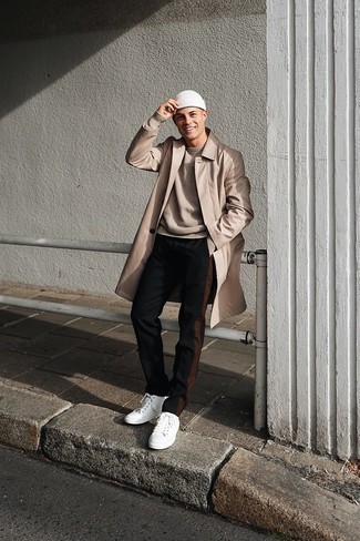 С чем носить бело-темно-синюю шапку мужчине