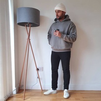 С чем носить бело-темно-синюю шапку мужчине