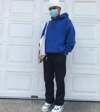 С чем носить бело-темно-синюю шапку мужчине