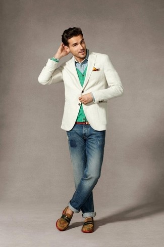 Какие кардиганы носить с бело-темно-синим пиджаком мужчине