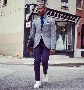 Какие брюки карго носить с бело-темно-синим пиджаком