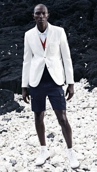 Какие повседневные ботинки носить с бело-темно-синим пиджаком мужчине