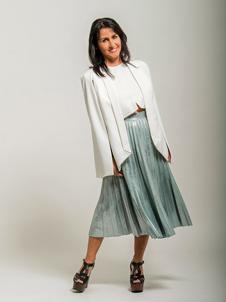 Какие укороченные топы носить с бело-темно-синим пиджаком