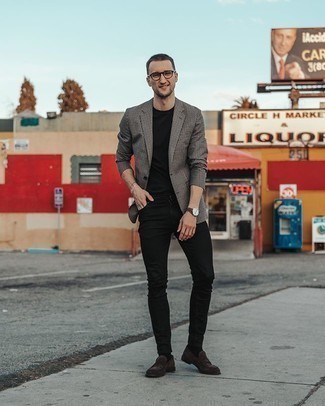 Какие джинсы носить с бело-темно-синим пиджаком мужчине