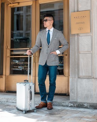 Какие джинсы носить с бело-темно-синим пиджаком мужчине