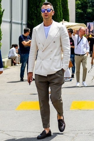 С чем носить бело-темно-синий пиджак мужчине