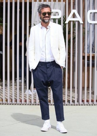 С чем носить бело-темно-синий пиджак мужчине