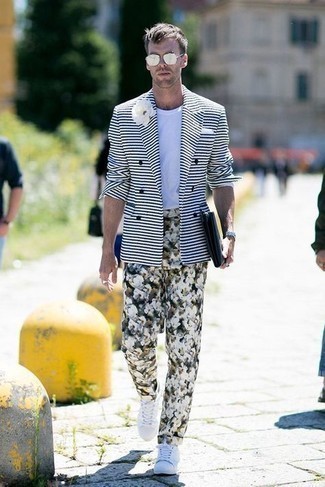 С чем носить бело-темно-синий пиджак мужчине