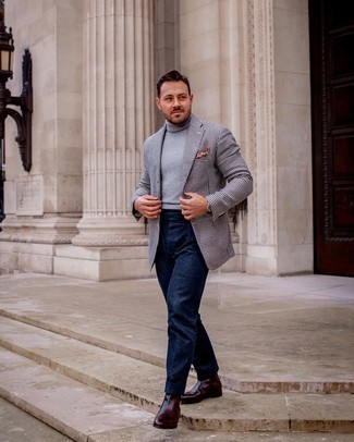 С чем носить бело-темно-синий пиджак мужчине