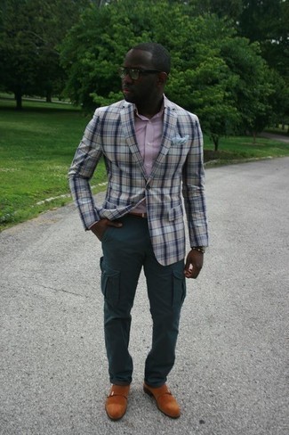 Как носить бело-темно-синий пиджак с оливковыми брюками карго