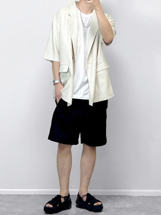 Какие шорты носить с бело-темно-синим пиджаком мужчине