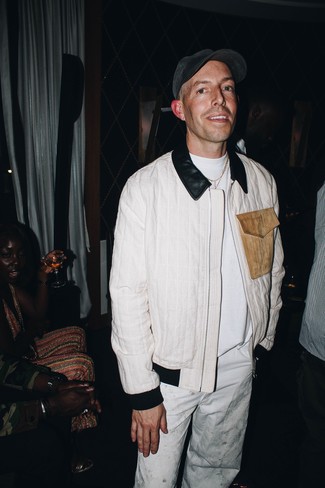 С чем носить бело-темно-синий бомбер мужчине