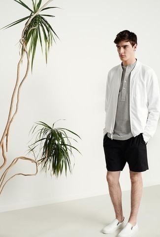 С чем носить бело-темно-синий бомбер мужчине