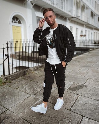 С чем носить бело-темно-синий браслет мужчине