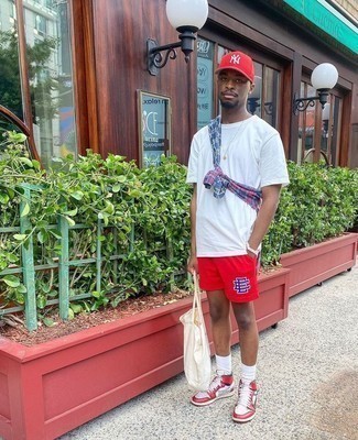 С чем носить бело-темно-синий браслет мужчине