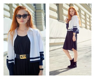 С чем носить бело-темно-синюю блузу на пуговицах