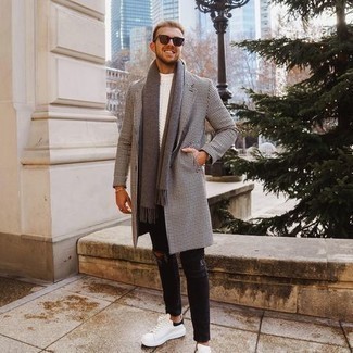 С чем носить бело-темно-синий вязаный свитер мужчине