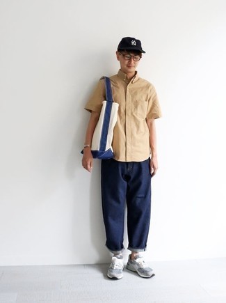 С чем носить бело-темно-синюю большую сумку из плотной ткани мужчине