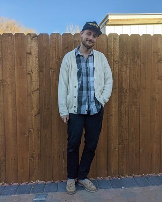 Какие джинсы носить с бело-темно-синим кардиганом мужчине