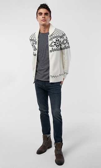 Какие джинсы носить с бело-темно-синим кардиганом мужчине