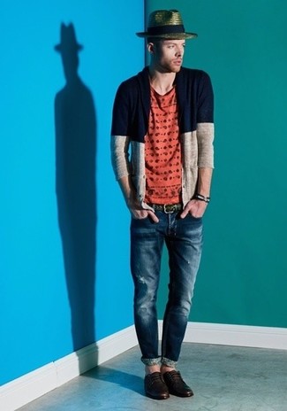 Какие джинсы носить с бело-темно-синим кардиганом мужчине