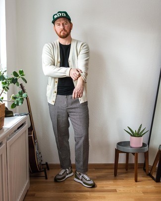 С чем носить бело-темно-синий кардиган мужчине