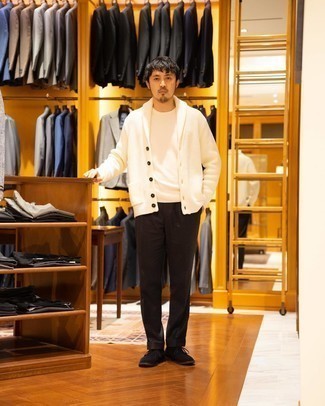 С чем носить бело-темно-синий кардиган мужчине