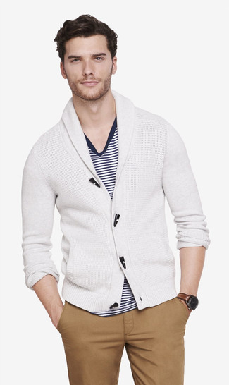 С чем носить бело-темно-синий кардиган мужчине