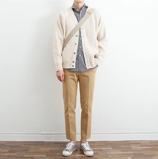 С чем носить бело-темно-синий кардиган мужчине