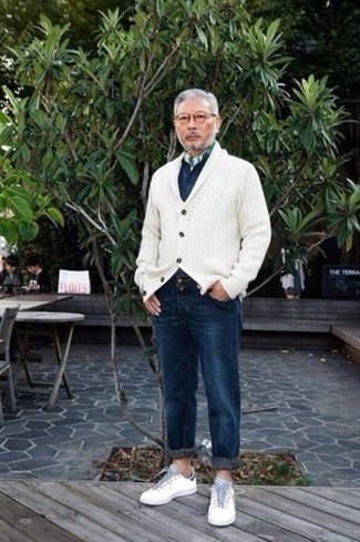 С чем носить бело-темно-синий кардиган мужчине