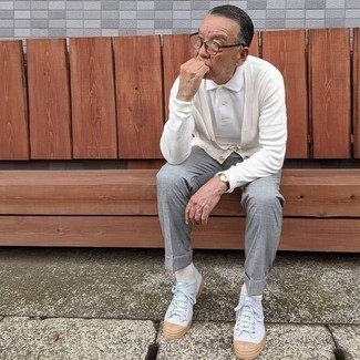 С чем носить бело-темно-синий кардиган мужчине