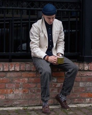 С чем носить бело-темно-синий кардиган мужчине