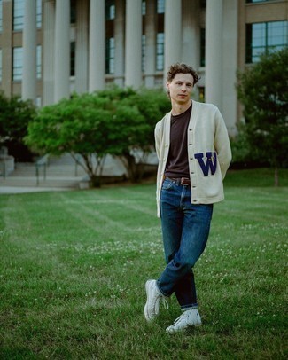 С чем носить бело-темно-синий кардиган мужчине