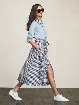 С чем носить бело-темно-синюю юбку-миди в клетку