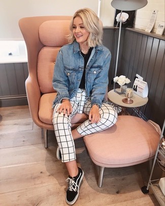 С чем носить бело-темно-синие узкие брюки в клетку