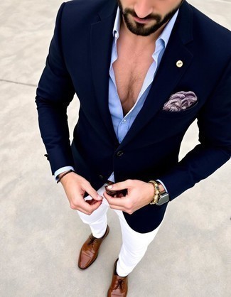 С чем носить бело-темно-синие брюки чинос