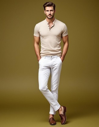 С чем носить бело-темно-синие брюки чинос
