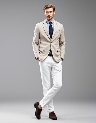 С чем носить бело-темно-синие брюки чинос