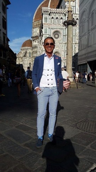 С чем носить бело-темно-синие брюки чинос