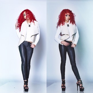 С чем носить бело-темно-синий короткий свитер