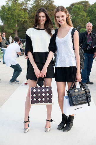 Какие туфли носить с бело-темно-синим коротким свитером