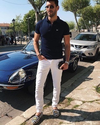 С чем носить бело-темно-синие эспадрильи мужчине