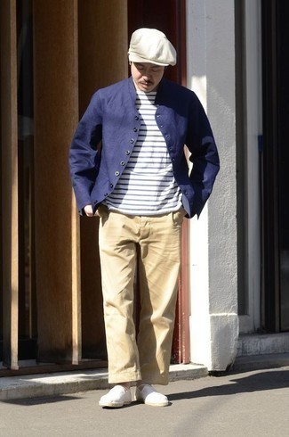 С чем носить бело-темно-синие эспадрильи мужчине