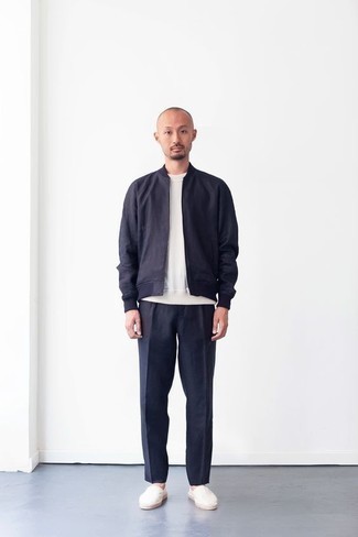 С чем носить бело-темно-синие эспадрильи мужчине