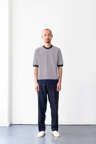 С чем носить бело-темно-синие эспадрильи мужчине