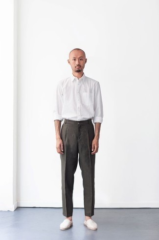 С чем носить бело-темно-синие эспадрильи мужчине